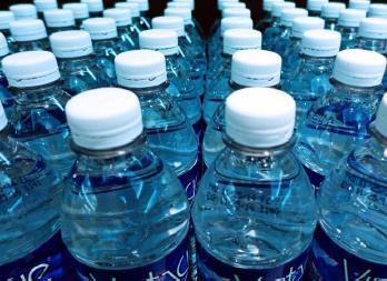 Butelki plastikowe źródło plastiku, ale też mikroplastik obecny w wodzie butelkowanej Jak wykazują badania, mikroplastiki można znaleźć obecnie