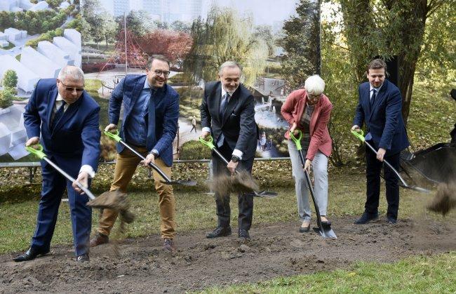 Park Centralny - rusza budowa Pierwsza łopata początkująca budowę Parku Centralnego z parkingiem podziemnym na 270 samochodów już wbita.