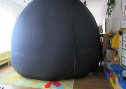Planetarium w przedszkolu W dniu 1-ego marca dzieci z naszego przedszkola poleciały w kosmos.