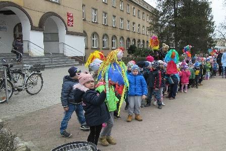 witamy wiosnę kolorowym korowodem