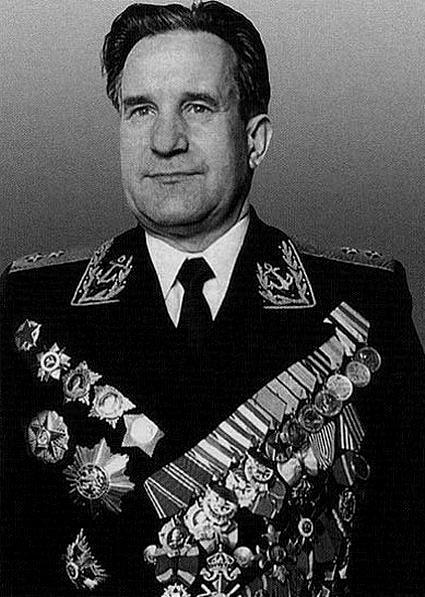 Kawalerem orderu Uszakowa I st. został również jeden obcokrajowiec dowódca wojenno-morskich sił sojuszników w Europie, brytyjski admirał sir Bertram Home Ramsay. Orderem Uszakowa II st.