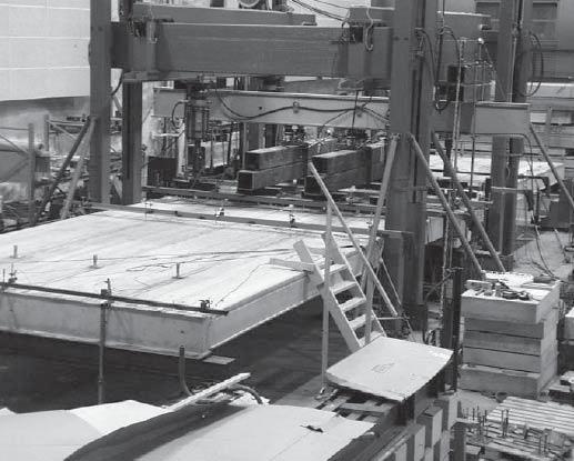 Wpyw podatnoci elementów podporowych na nono na cinanie stropów... 33 Rys. 5. Zniszczenie stropu z pyt kanaowych przez cinanie Fig. 5. Failure of hc oor slab by shear [Research Report.