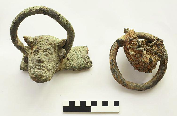 MARTIN LEMKE fig. 6. Gem with a depiction of Zeus (photo by M. Lemke). Ryc. 6. Gemma z przedstawieniem Zeusa (fot. M. Lemke). But among all the finds, two solid bronze handles were particularly outstanding.