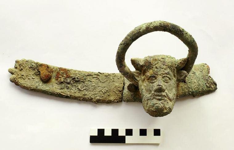 fieldwork AT RISAN 2015 fig. 8. Handle 2 with a fragment of the attached strap (photo by M. Lemke). Ryc. 8. Uchwyt 2 z fragmentem mocowania (fot. M. Lemke). The second handle shares the general proportions of the ring (1.