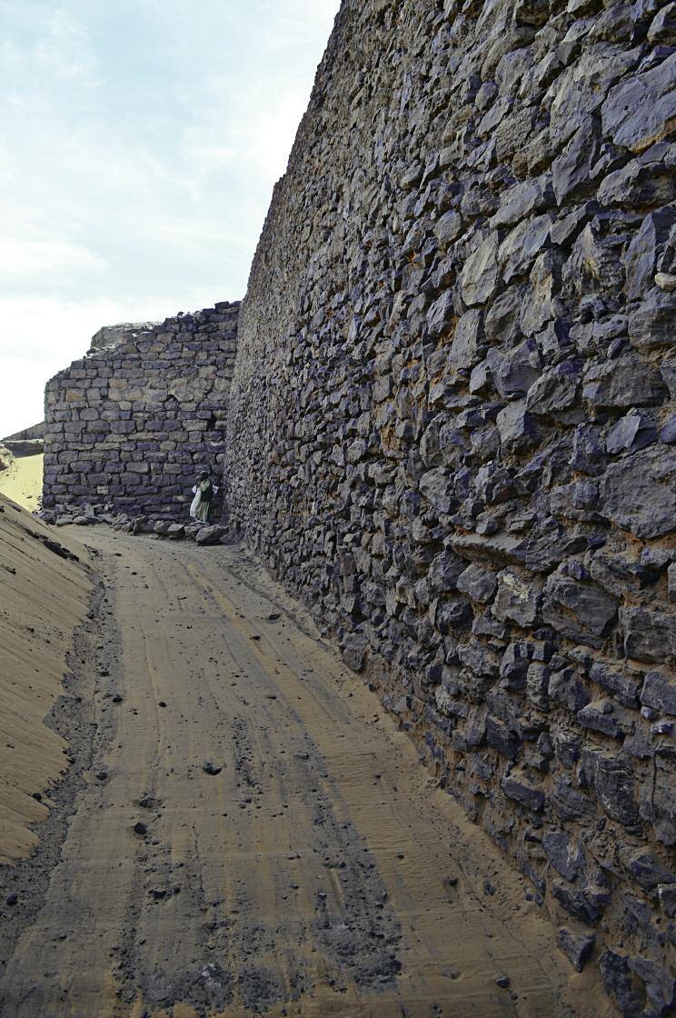 DOROTA DZIERZBICKA, WŁODZIMIERZ GODLEWSKI fig. 1. Citadel. The curtain wall of fortifications with the tower NE (photo by W. Godlewski, PCMA archive). Ryc. 1. fragment fortyfikacji dongolańskiej cytadeli, kurtyna i baszta NE (fot.