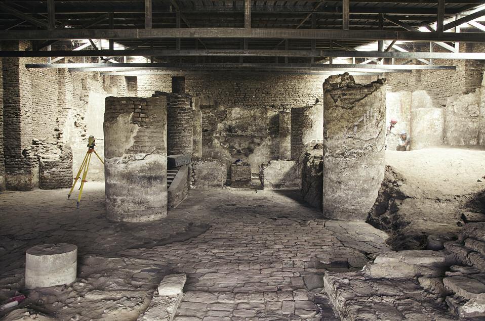 W. Godlewski, archiwum CAŚ). fig. 3. Citadel. The naos of the Church of Archangel Raphael, the view from the west (photo by M.