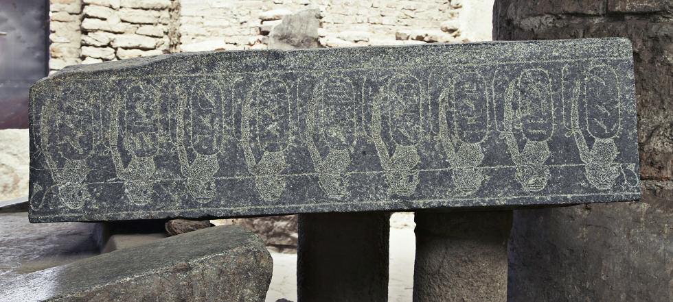 DONGOLA, SUDAN SEASON 2015 2016 fig. 5. Citadel. The naos of the Church of Archangel Raphael and the base of a statue reused in the pulpit, in situ, granite (photo by M. Rekłajtis, PCMA archive). Ryc.