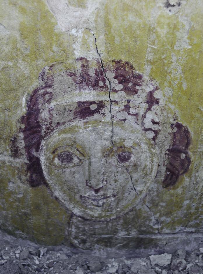 DONGOLA, SUDAN SEASON 2015 2016 fig. 9. Kom H. Monastery, Central Building (the room CB.6). The painting of an archangel, fragment, the early 7 th c. (photo by W. Godlewski, PCMA archive). Ryc. 9. Klasztor.