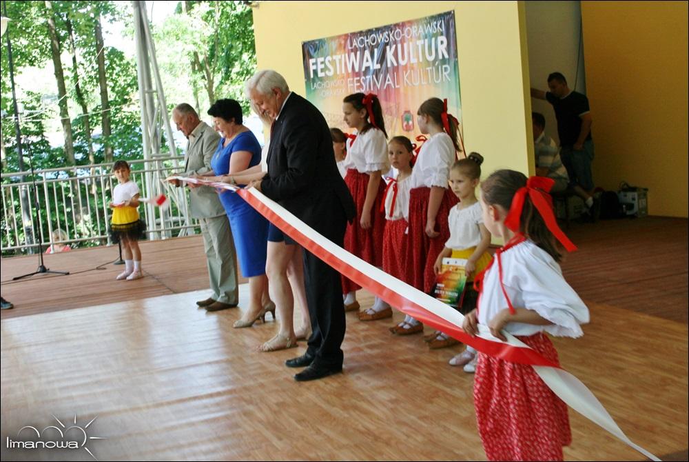 Następnie na scenę zostali poproszeni przedstawiciele miasta Limanowa i Dolnego Kubina, którzy dokonali przecięcia wstęgi i tym samym uroczystego otwarcia muszli koncertowej.