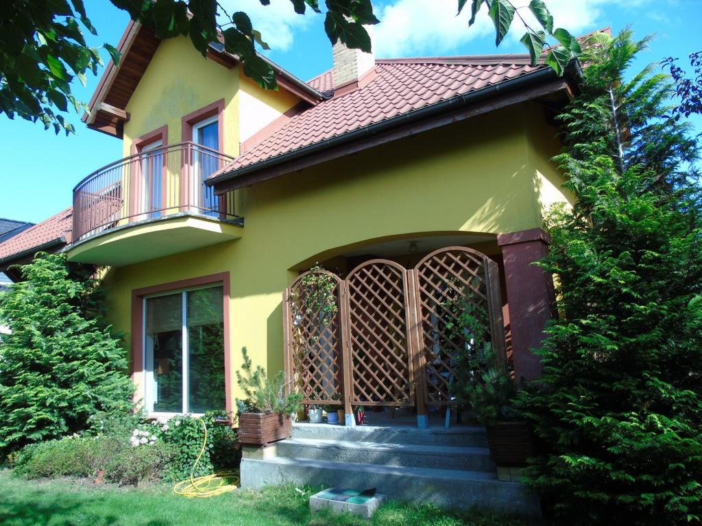 Okolica bardzo spokojna, bezpieczna, z dala od ruchliwej ulicy. W odległości 300 m znajduje się Centrum Janowo, Biedronka, siłownia, pizzeria, apteka, salon urody, plac zabaw. 10 min pieszo do lasu.