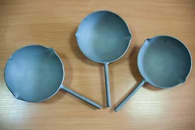 Model Al-1000 in semi-sphere shape with diameter 126 mm and volume 452 cm 3. The capacity: 1040 gram Al, 3980 gram Cu, 3200 gram Zn. 3.2. AL-2000 casting spoon Designed for casting of non-ferrous metal and alloy melts in casting and chill molds in foundry production.