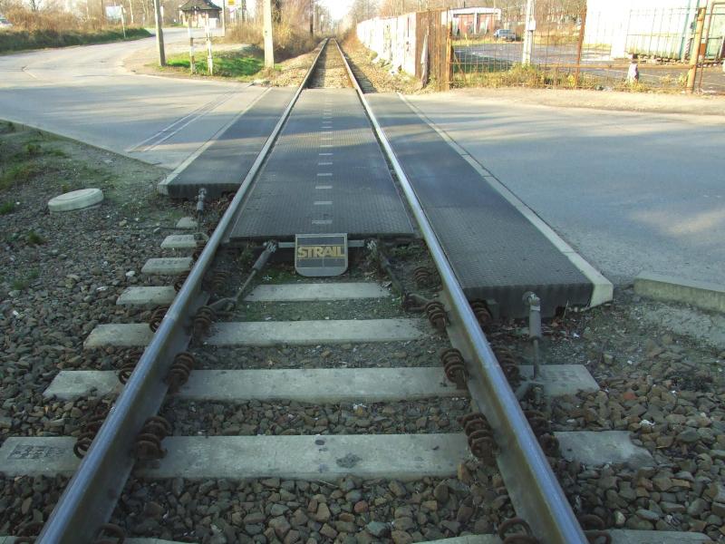 Rodzaje nawierzchni na przejazdach kolejowo-drogowych... 55 Fot. 3. Stacja Kraków Prok. Tow., nawierzchnia z płyt STRAIL Źródło: fot. A. Dąbrowski 3.2.