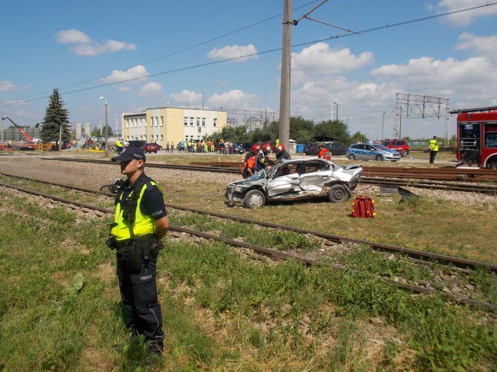 W wyniku zdarzenia na skutek nagłego hamowania poszkodowanych zostaje około 15 pasażerów, podróżujących pociągiem osobowym.