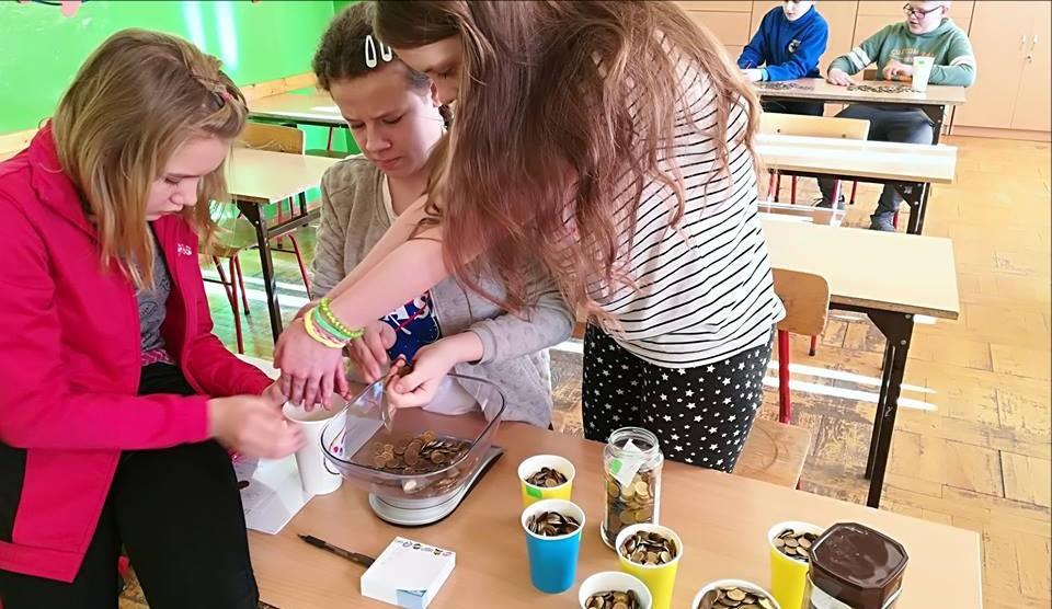 pomoc dzieciom, wychowującym się w domach dziecka czy rodzinach zastępczych Pośrednim, ale najważniejszym celem akcji