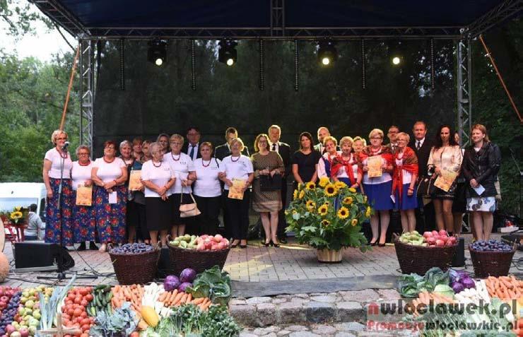 A następnie częstowali chlebem zebranych mieszkańców.