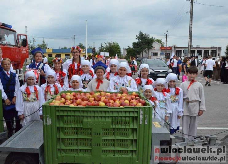 W korowodzie i na scenie zaprezentowały się Młodzieżowa Orkiestra Dęta OSP w Śmiłowicach, Zespół Pieśni i Tańca Ziemia Kujawska, Zespół folklorystyczny Śmiłowiónki, Kapela ludowa Warkoczanki, Zespół