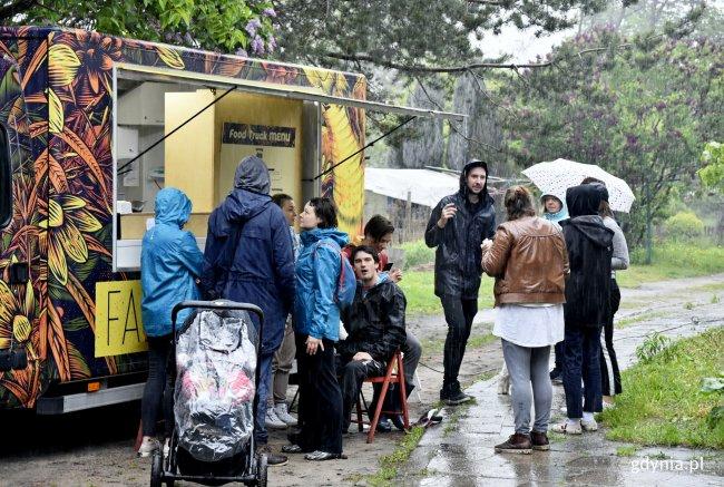 Najtwardsi z twardych. Posprzątali za wrapy! Strugi deszczu, a nawet burza? Nic nie powstrzymało chętnych do wspólnego sprzątania gdyńskiego Międzytorza.