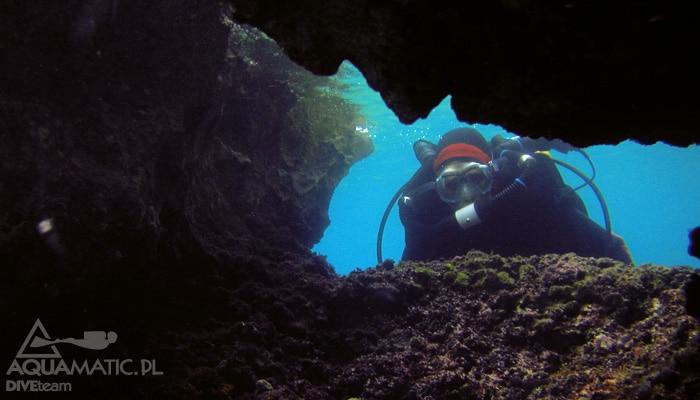 Mala spilja (Lisicka jama) Bezpośrednio pod miejscem cumowania łodzi znajduje się piękne rumowisko skalne z mnóstwem szczelin. Na głębokości 15 m jest szczelina głęboka na około 20 m.