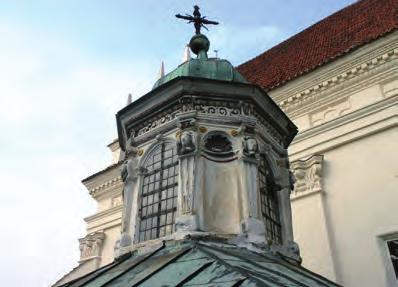 Latarnia kaplicy Górskich przed konserwacją, 2011 r. Elewacja kaplicy Górskich. Głowica narożnego pilastra przed konserwacją, 2011 r. (fot. po prawej). Latarnia kaplicy Górskich (fot po prawej).