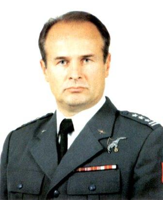 Poczet Dowódców gen. bryg. pil. Zenon Smutniak Pierwszy Dowódca 2 Brygady Lotnictwa Taktycznego - gen. bryg. pil. Zenon Smutniak. Brygadą dowodził w okresie od 1 sierpnia 1998 r. do 24 lutego 2000 r.
