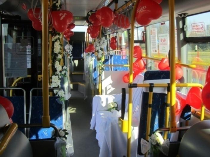 - wprowadzenie bezpłatnych przejazdów, połączone z wręczaniem kwiatów i składaniem życzeń w Dniu Kobiet dla wszystkich pasażerek MPK, - udział w targach ślubnych i prezentację autobusu przygotowanego
