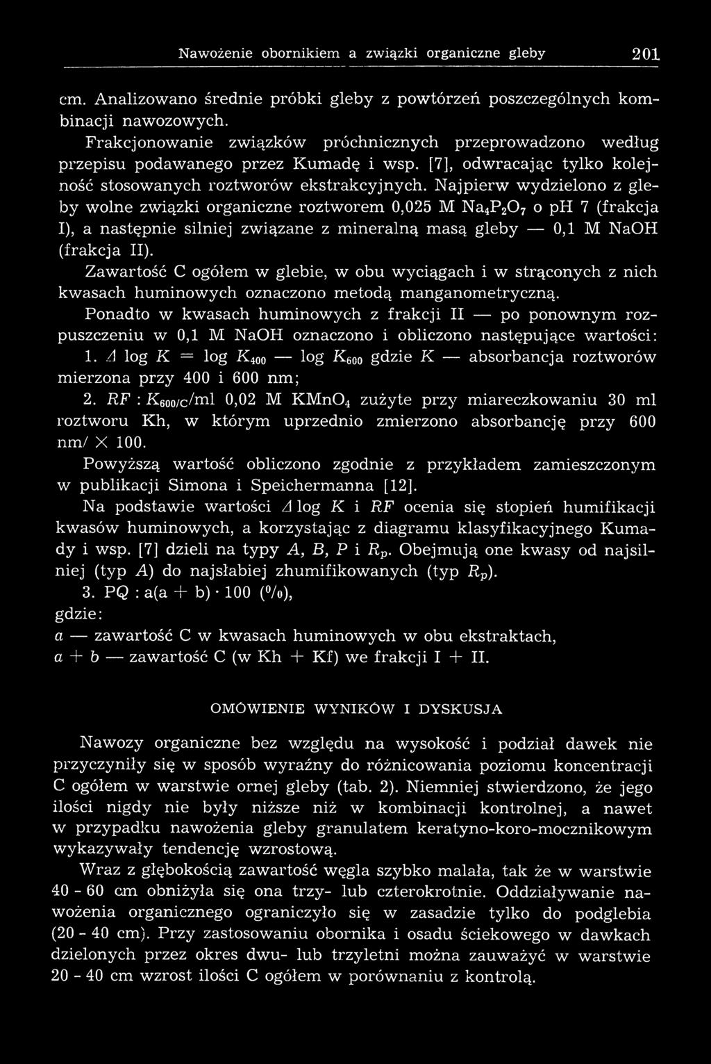 N a jp ierw w ydzielono z gleby w olne zw iązki organiczne roztw orem 0,025 M N a 4P 20 7 o ph 7 (frakcja I), a następnie silniej związane z mineralną masą gleby 0,1 M NaO H (frakcja II).