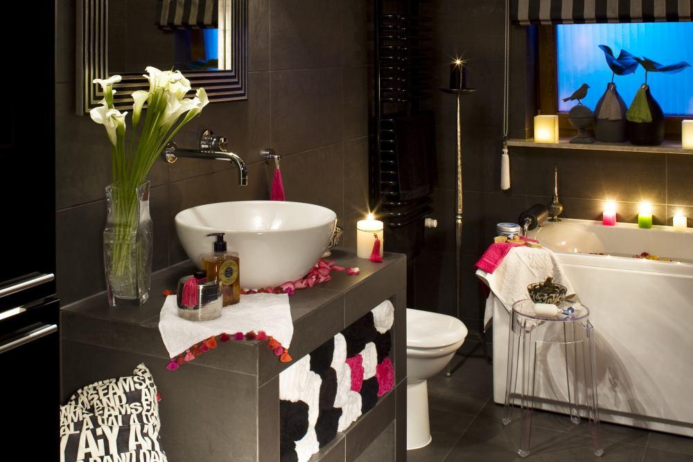 Pomysł na wnętrze: nastrojowa łazienka w ciemnych kolorach Coraz częściej w nowoczesnych mieszkaniach można spotkać odważne aranżacje łazienek, które w niczym nie przypominają tradycyjnej