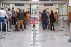 Naziemna obsługa po przylocie: - zejście z pokładu, TRANSFER PASAŻERA - oddzielenie pasażerów transferowych, Gate 7 Gate 7 - kontrola dokumentów (przekroczeniem granicy państwa - paszporty, wizy), -