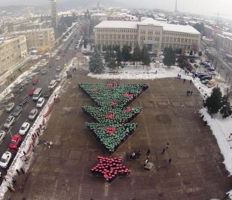 Dziennik Zachodni Numer 8 12/2018 Strona 6 wwwdziennikzachodnipl Świąteczne rekordy Guinnessa Największa choinka z ludzi na świecie Rekord pobito w Hondurasie Mieszkańcy Hondurasu postanowili dodać