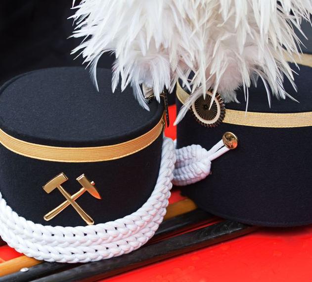 Francji siostry zakonne odwiedzały biednych, ofiarowując im skarpety pełne orzechów i owoców głównie mandarynek, które gdzieniegdzie na Zachodzie również stanowią ważny symbol Bożego Narodzenia Jedną