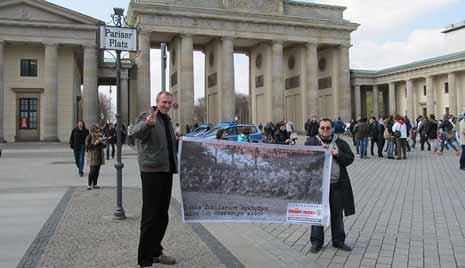 Jacek Guzowski i Paweł Kołkiewicz pod Bramą Brandenburską w Berlinie, 11.04.2012 r., dzień przed wykładem o Żołnierzach Wyklętych dla Polonii niemieckiej.