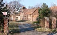 Gut Bziunkau (Bzionków) bei Guttentag in Oberschlesien teilt das Schicksal so vieler ländlicher Gebäude, die nach dem Krieg und nach dem Verlassen ihrer einstigen Bewohner nie wieder zu ihrer Blüte