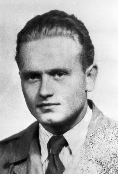 Ryk staranował bramę Monopolu Tytoniowego oraz chroniącą ją barykadę z wagoników kolejki wąskotorowej i zajechał na nowe miejsce ostrzału.