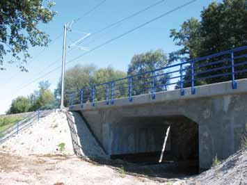 Na stacji Skokowa mimo ograniczonej głębokości wykopów (znaczne podniesienie projektowanych torów), z uwagi na wysoki poziom wód gruntowych oraz układ warstw geotechnicznych (warstwa