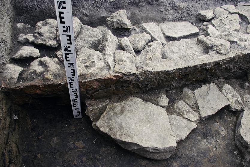 TANAIS, RUSSIA. EXCAvATIONS IN THE 2015 SEASON fig. 3. Room f, clay plaster on Wall 22 (photo by M. Matera). Ryc. 3. Pomieszczenie f, gliniany tynk na murze 22 (fot. M. Matera). rooms should be dated to the Late Hellenistic period.