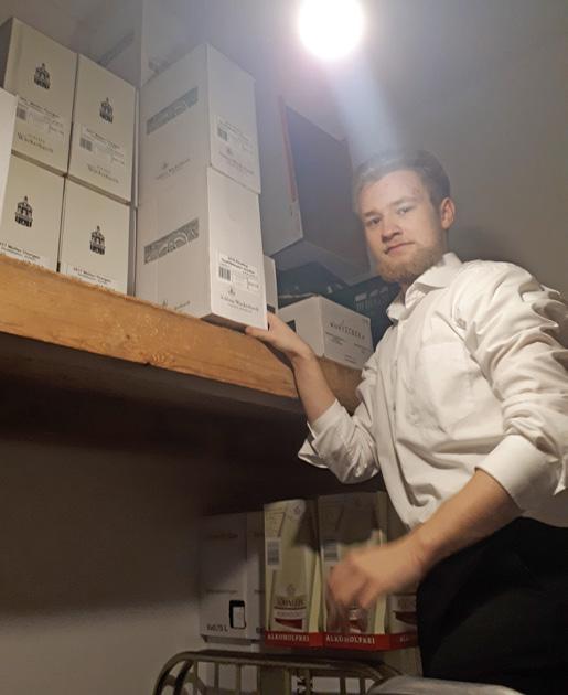 Felix Sielaff lěto 1 wot 3 pinčnik Kak wupada wšědny dźěłowy dźeń w tutym powołanju? Husto sym tu prěni. Potom zaswěću swěcu a přihotuju hosćenc. Hdyž přińdu prěni hosćo jich pohosću.