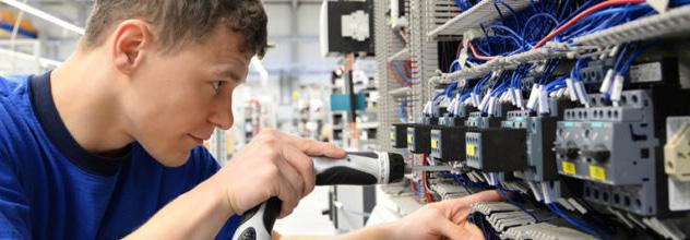 foto: ELDAKON GmbH Čehodla sy so za powołanje elektronikarja rozsudźił? Sym w mojim prěnim wukubłanju elektriku wot druheje strony zeznał a sym fascinowany, što móžeš z elektriku wšitko činić.