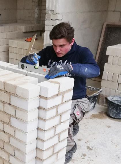 Danilo Dej lěto 3 wot 3 muler muler - dualne wukubłanje w industriji a rjemjesle muler maurer - dobra ćělna konstitucija (nošenje ćežkeho dźěłoweho materiala) - zamóžnosć we wulkich wysokosćach