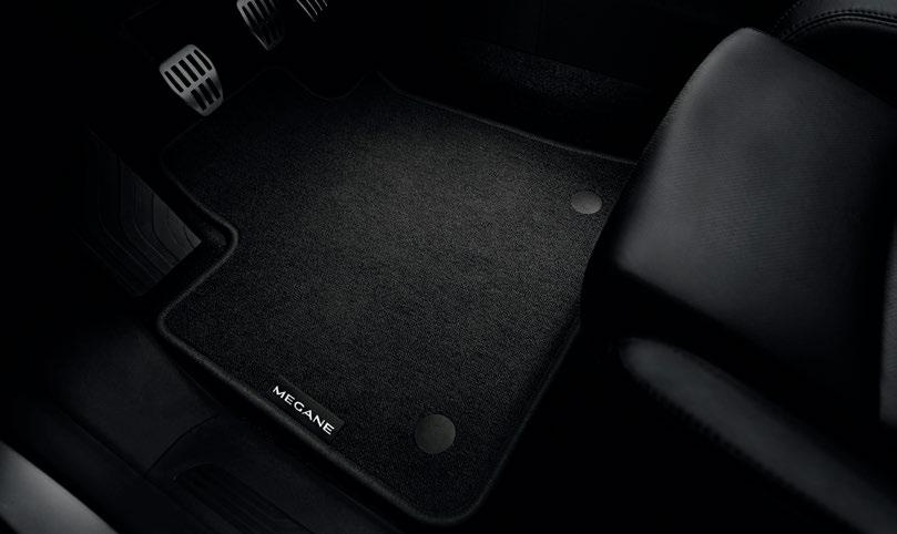 Zestaw 4 dywaników na przód i tył. Dostępne w wersjach Comfort i Premium GT z niebieskimi szwami oraz z oznakowaniem Renault Sport.