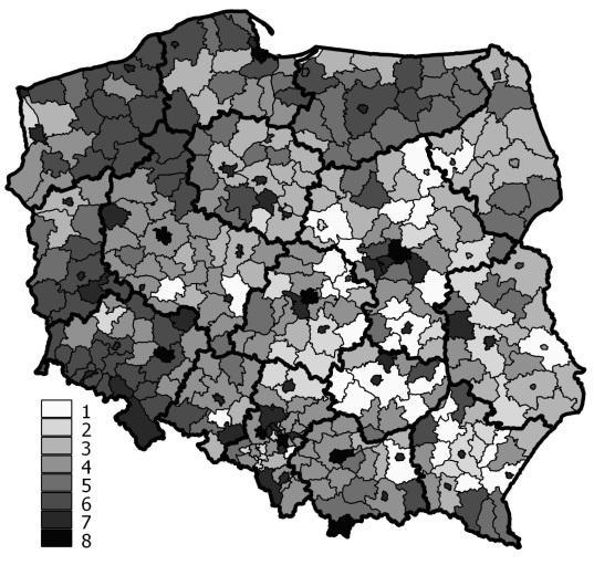 Klasyfikacje obszarów Polski z punktu 275 rezultaty potwierdzają wcześniejszy wniosek o demograficznym odmłodzeniu subpopulacji legitymującej się wyższym poziomem wykształcenia (zob. Tabela 4).