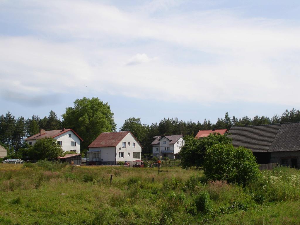 Usytuowanie Pobłocia, nieskaŝone środowisko oraz połączenie drogami gminnymi z Lewinem, Lewinkiem stanowi świetne miejsce na organizację tras rowerowych, pieszych np.