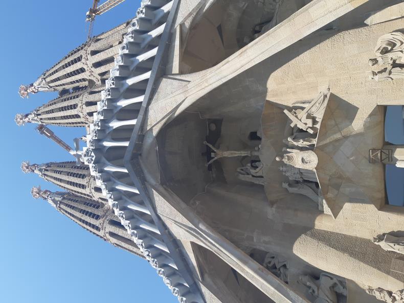 DZIEŃ TRZECI - CD Drugą część dnia spędziłyśmy na zwiedzaniu jednej z największych atrakcji turystycznych Barcelony. Wizyta w świątyni Sagrada Familia na długo pozostanie nam w pamięci.