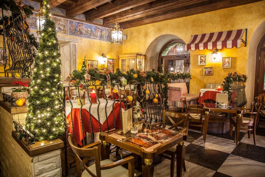 ŚWIĘTA W RESTAURACJI TRADYCYJA CHRISTMAS AT THE TRADYCJA RESTAURANT ATMOSFERA ŚWIĄT BOŻEGO NARODZENIA SPRZYJA SPOTKANIOM PRZY ŚWIĄTECZNYM STOLE, NIE TYLKO W TOWARZYSTWIE RODZINY, ALE I