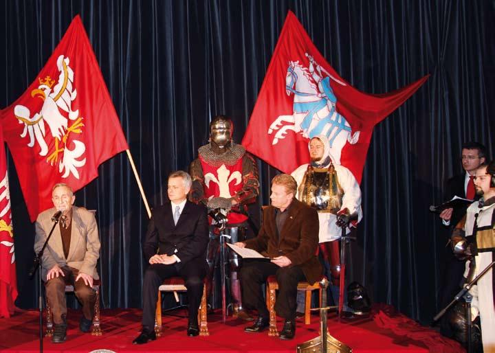 Uroczysta inauguracja obchodów 600-lecia bitwy pod Grunwaldem (Arkady Kubickiego w Warszawie, 14 stycznia 2010); siedzą od lewej: prof. Henryk Samsonowicz, min.