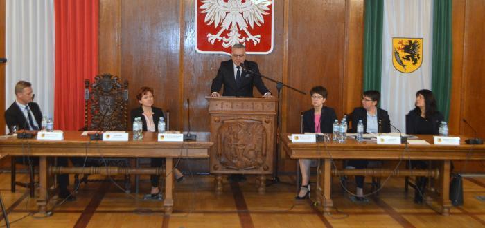 Opublikowany w Oficjalna strona Urzędu Miasta Szczecinek ( https://www.szczecinek.pl) Strona główna > Expose burmistrza Daniela Raka Expose burmistrza Daniela Raka Publikowane od: 06.12.