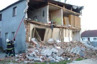 PRZERWA W GŁOSOWANIU Głosowania nie wolno przerywać tylko nadzwyczajne wydarzenia, np. katastrofa budowlana dotycząca budynku lokalu wyborczego może być przyczyną przerwy w głosowaniu.