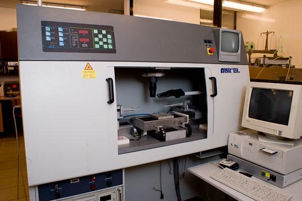technologii grubowarstwowych i ceramicznych technologii współwypalanych, - syntezy materiałów