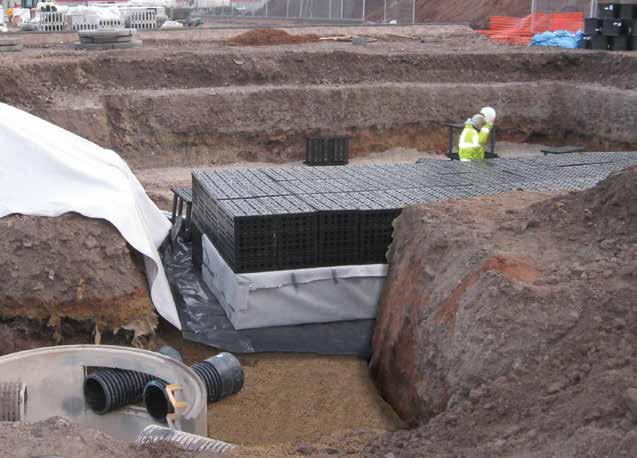 Wynik Przy wykorzystaniu oprogramowania MicroDrainage, ACO przeprowadziło porównanie wymagań dla zbiornika retencyjnego powyżej punktu zrzutu z zastosowaniem regulatora przepływu oraz tradycyjnej