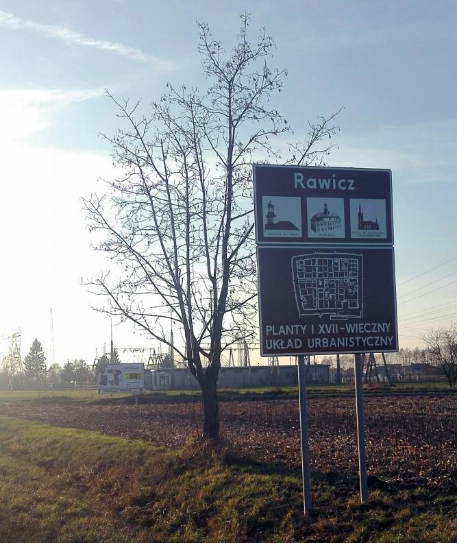 NOWE ZNAKI 21 listopada montaż 4 kompletów znaków drogowych E-22b i E-22c na drogach wjazdowych do miasta Tablice uwzględniają dwa rawickie kościoły, ratusz,