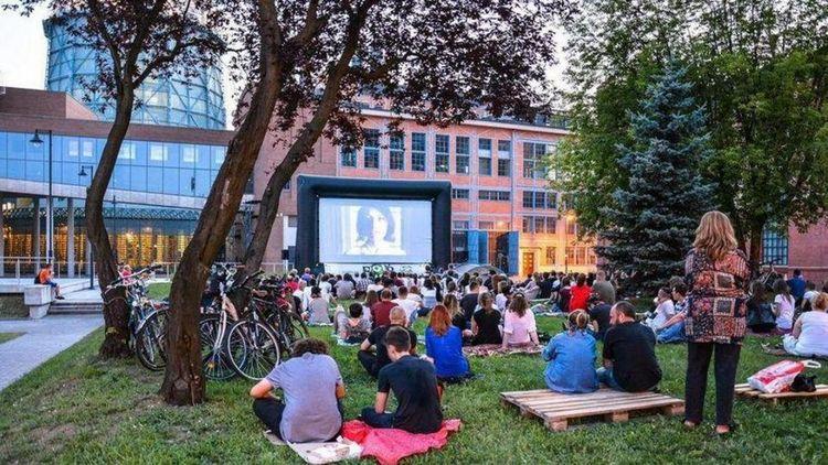 09-10-19 1/11 13.08.2019 11:39 Małgorzata Loeffler / Wydział Kultury kategoria: Aktualności kulturalne Pokazy filmowe, koncerty, wystawy, animacje rodzinne czyli co robić w najbliższy weekend w Łodzi.